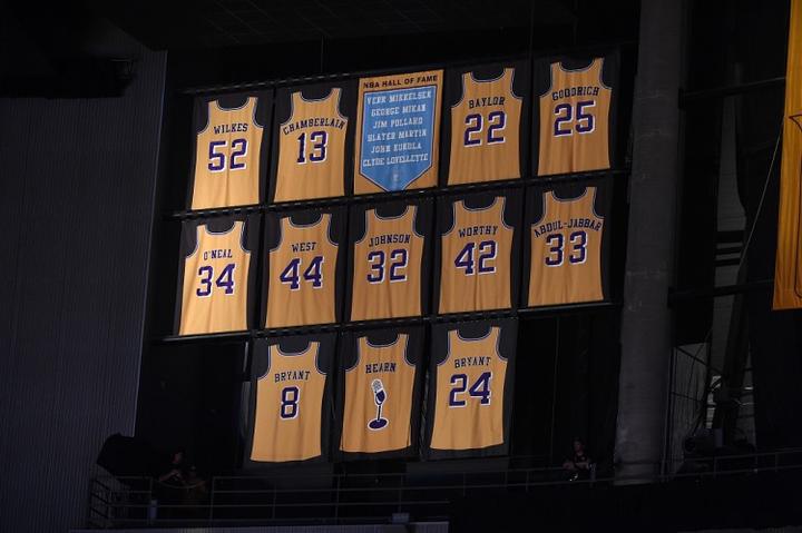 科比单队退役两件球衣缔造NBA历史纪录！
