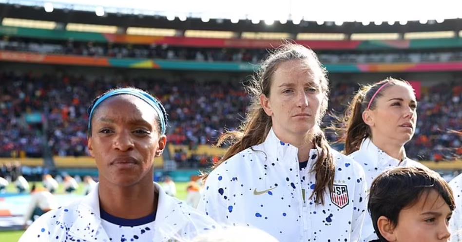国外女足在新西兰举行世界杯无精打采地唱国歌