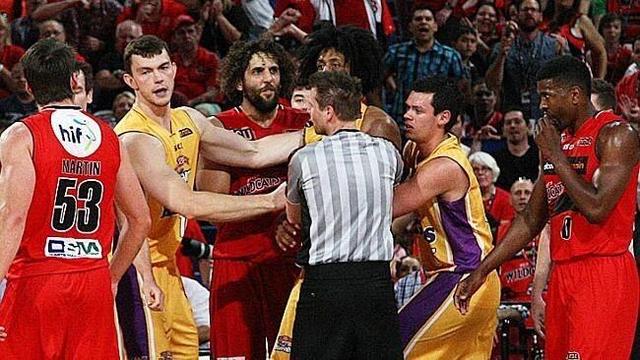 NBA澳洲联赛惊现拳击手被撞翻后挥拳报复引冲突