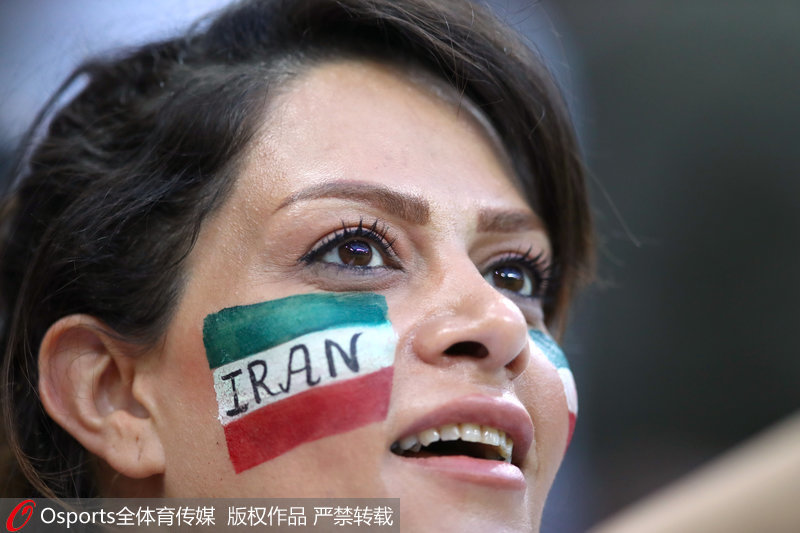 在世界杯赛场上，女性面孔屡见不鲜，但在本届俄罗斯世界杯上，第一次出现了伊朗女性的面孔。对于她们而言，这条通往世界杯的道路，历经了38年。1979年伊斯兰革命结束后不久，伊朗政府开始禁止本国女性在体育场馆观看男子体育赛事，违者可遭逮捕、罚款甚至监禁。这个维持了38年的禁令，终于在本次俄罗斯世界杯期间被打破了。图为世界杯观众席上伊朗球迷打出标语：“支持伊朗女性进入球场”。在世界杯小组赛伊朗对阵西班牙的比赛中，伊朗官方宣布允许女性前往德黑兰的阿扎迪球场看比赛直播，这是1980年以来，伊朗第一次允许女性去球场观看足球比赛。而身处俄罗斯现场的伊朗女球迷们，更是摘下了面罩，大方的在转播镜头中向全世界展示她们的美丽。足球给她们带来的，除了胜利的喜悦，还有冲破桎梏的勇气。