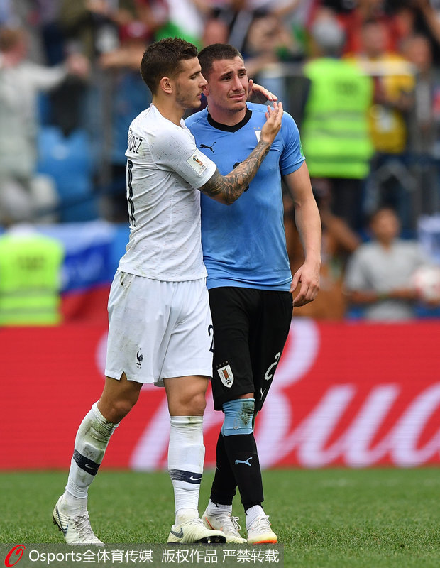 在法国对阵乌拉圭的比赛中,乌拉圭的全队拼劲全力也没转化为效率,88分钟的时候,法国队前场发任意球,乌拉圭的希门尼斯在摆人墙的过程中,忍不住失声哭泣。法国队卢卡斯.埃尔南德斯安慰希门尼斯。