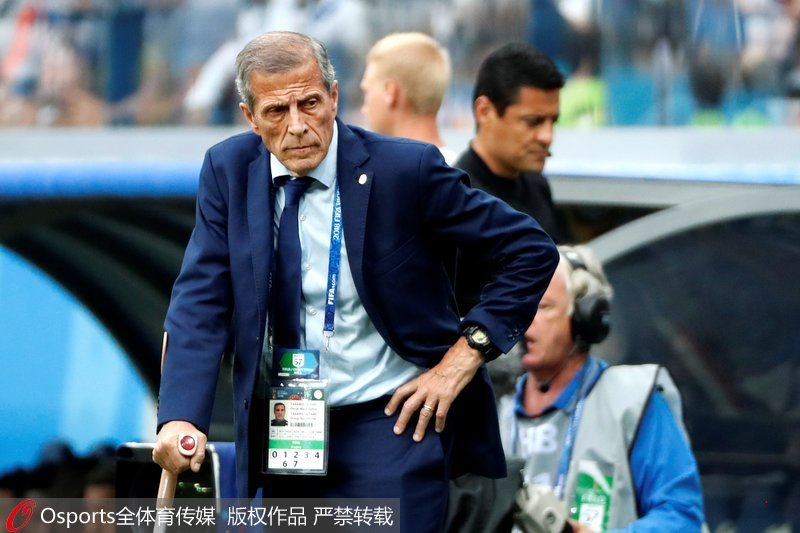 71岁的乌拉圭主帅塔瓦雷斯是世界杯主教练中年纪最大的，这是他执教的第四届世界杯，也是最后一届。虽然止步八强，但这不会妨碍他作为乌拉圭足球复兴的头号功臣被载入史册。塔瓦雷斯身患格林·巴利综合症，不得不依靠拐杖站立，未来这种疾病还有可能影响到他的上肢和面部肌肉，甚至会危及生命。在俄罗斯世界杯，他动用了一位71岁老人所能动用的所有智慧、经验甚至体力，去争取做出正确的、让所有乌拉圭人满意的选择。每一次乌拉圭进球，老帅拄拐起身庆祝的画面都令人动容，而最后遭到淘汰，塔瓦雷斯颤颤巍巍走出球场的画面，更是让我们在感到痛惜的同时，对他肃然起敬。