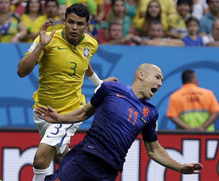 世界杯-罗本造点范佩西闪击荷兰3-0胜巴西夺季军