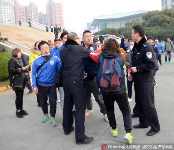 上港申花球迷发生冲突警方拉不开脸都抓破