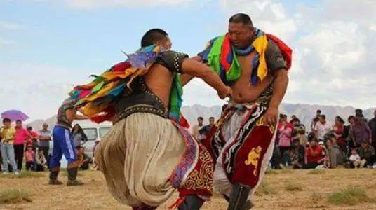 一蒙古式摔跤，号称蒙古族文化男人三艺之一