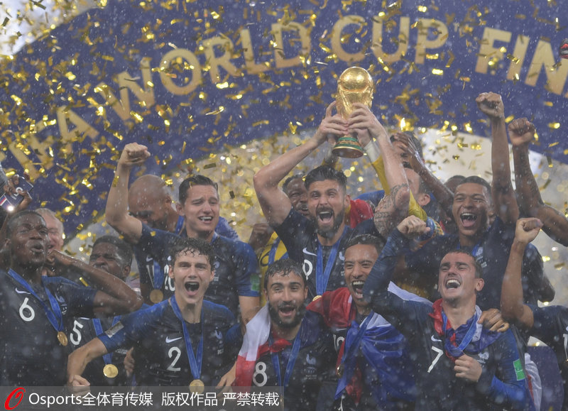 法国队雨中捧起大力神杯姆巴佩获最佳新秀奖