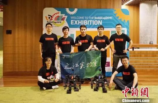 中国机器人球队斩获世界杯中仿组亚军