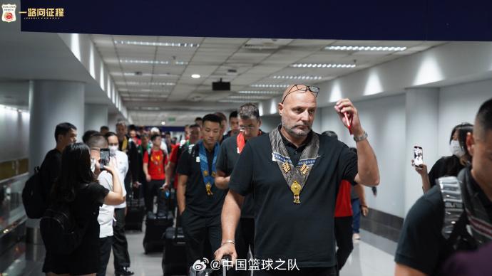 中国男篮抵达马尼拉备战世界杯目标获得巴黎奥运参赛资格