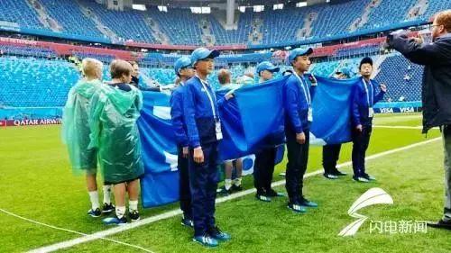 潍坊两名“足球小将”亮相世界杯护旗手
